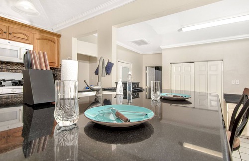 Central Southwest House | King Bed 2 BR Big Home & Garage - Green & Black