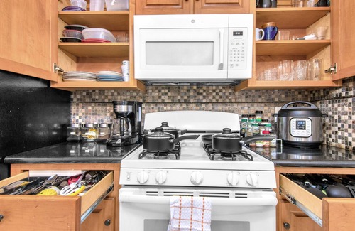 Central Southwest House | King Bed 2 BR Big Home & Garage - Green & Black