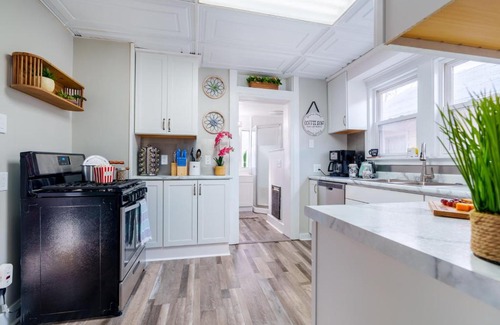 Fort Wayne House | King Bed, 2 Full Baths, Large Deck, Free Bikes, 2 miles to Downtown & Sports Fieldhouse