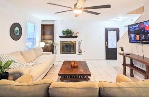 Franklin Park House | KING BED-4 BR-Close to everything-A Lot of Space!