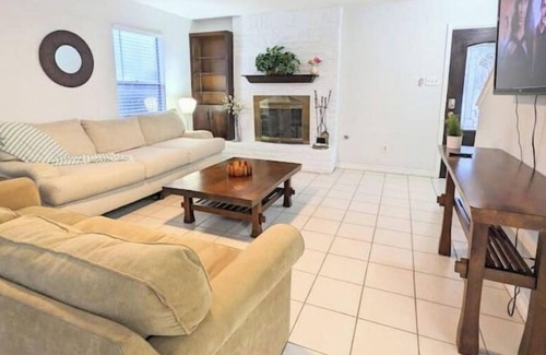 Franklin Park House | KING BED-4 BR-Close to everything-A Lot of Space!