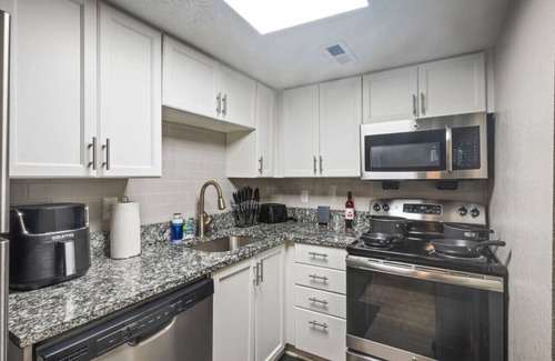Smyrna Apartment | King Bed, 5 min walk Truist Park | The Battery