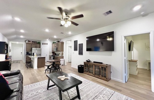 Wellborn House | King Bed - 75" Smart TV - Coffee Bar - Near TAMU/Hospital/Shopping/Dining
