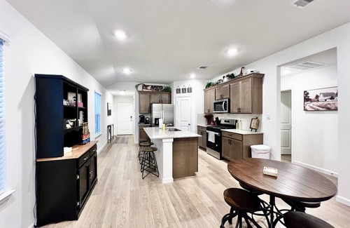 Wellborn House | King Bed - 75" Smart TV - Coffee Bar - Near TAMU/Hospital/Shopping/Dining