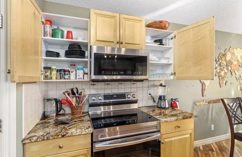 Citadel House | King Bed | AC | Pool Table | 70min to Banff |