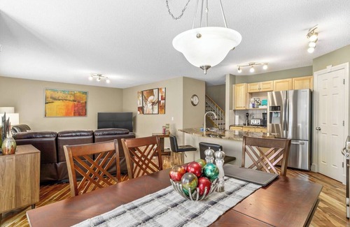 Citadel House | King Bed | AC | Pool Table | 70min to Banff |