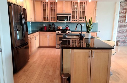 Mount Vernon Condo | KING bed + Adjustable Bed + Parkingn