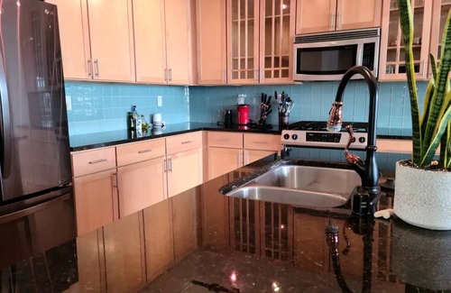 Mount Vernon Condo | KING bed + Adjustable Bed + Parkingn