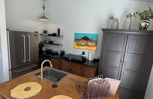 Prescott Cottage | King bed and sunset views pine trees and hiking trails await you! Pinetreepalace