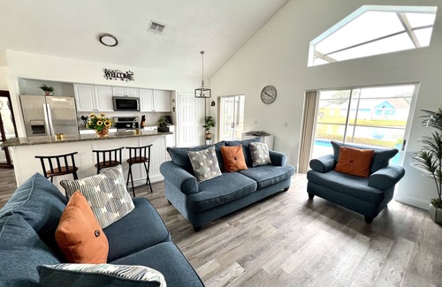 Buena Ventura Lakes House | King Bed and waterfront pool
