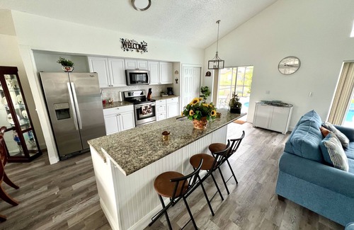 Buena Ventura Lakes House | King Bed and waterfront pool
