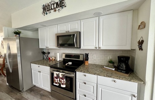 Buena Ventura Lakes House | King Bed and waterfront pool