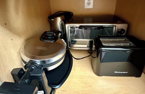 Astrodome Apartment | King bed apartment in Medical Center -NRG -Downtown.Free parking,WiFi,pool, gym