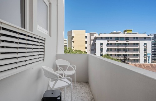 Miramar Apartment | King Bed | Balcony | Free Parking