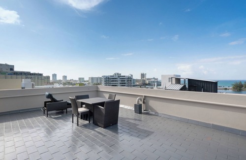 Miramar Apartment | King Bed | Balcony | Free Parking