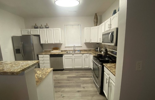 Hampton House | King Bed Beach house 5 mins to beach! Wifi-2TVs-Free Parking