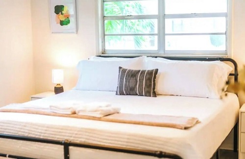 Poiciana Park II House | King Bed - Boho 2 bedroom 1 bath minutes from the Beach, Golf, Shopping & Zoo