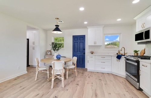 Lafayette House | KING Bed/Central Location/Fast wi-fi/5star listing