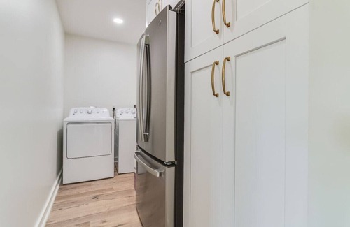 Lafayette House | KING Bed/Central Location/Fast wi-fi/5star listing