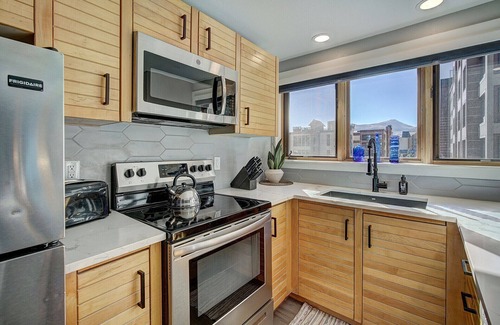 Peak 9 Apartment | King Bed -Chic Mountain Studio, Ski-In-Ski-Out and Steps From Historic Main St.