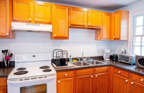 Milneburg House | King Bed Close to FQ W Cornhole & Grill