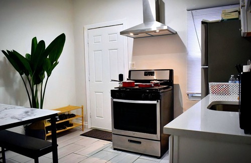 Elizabeth Apartment | King Bed/Coffee Bar/Meditation Room/Remote Work/PacMan/30min to NYC