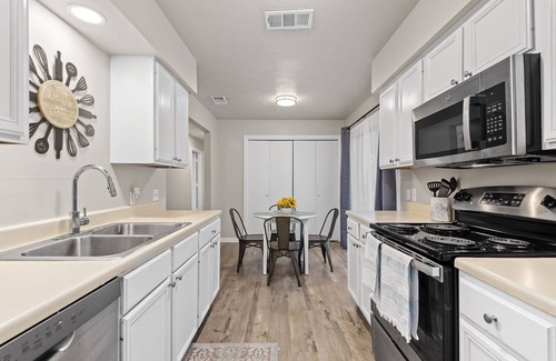 University Park House | King Bed, Coffee & Tea Bar, 50" SmartTV, EV Charging NEMA 14-50 Outlet