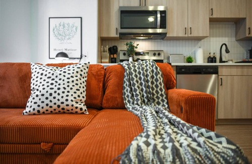 East Liberty Apartment | King Bed Comfort | Free Parking | UPMC, Pitt & CMU