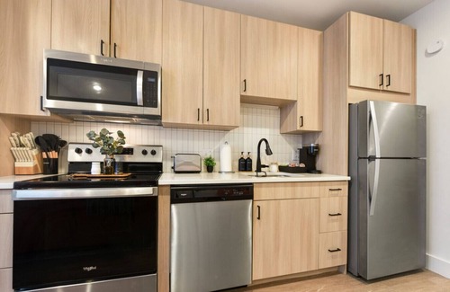 East Liberty Apartment | King Bed Comfort | Free Parking | UPMC, Pitt & CMU