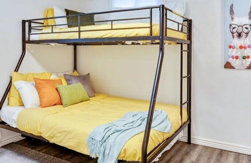 South Ogden House | King Bed,Cozy Living Room,Board Games