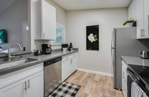 Rocklin Apartment | King Bed Cozy Master Suite, Long Stays are Welcome
