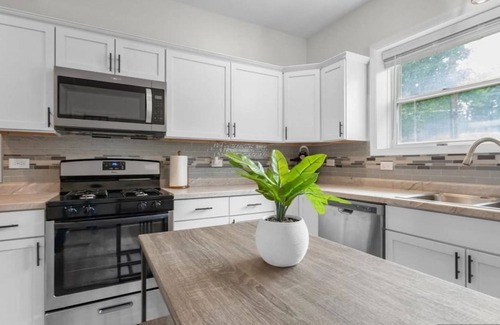 Cary House | King bed Crystal Lake Mchenry Cary Cozy