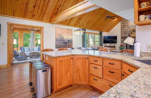 The Galena Territory House | King Bed : Deck w/Grill : Fireplace : Smart TVs : Pool + Gym Access : EV level 2