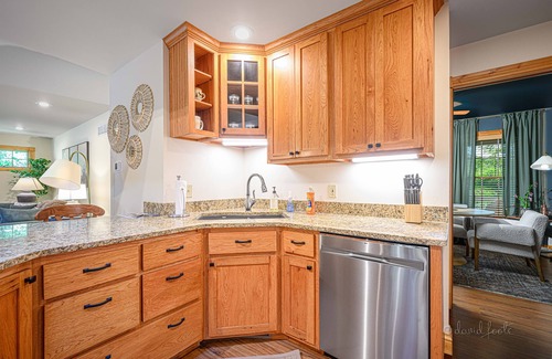 The Galena Territory House | King Bed : Deck w/Grill : Fireplace : Smart TVs : Pool + Gym Access : EV level 2