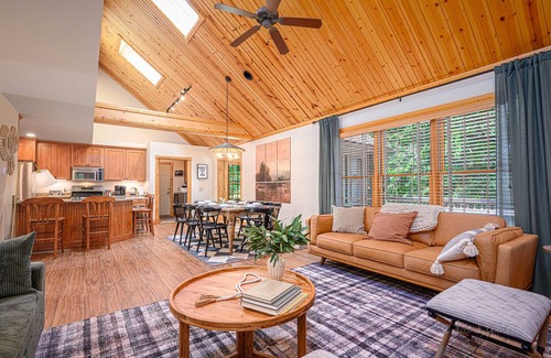The Galena Territory House | King Bed : Deck w/Grill : Fireplace : Smart TVs : Pool + Gym Access : EV level 2
