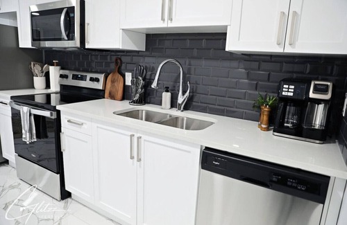 Southwest Edmonton Condo | King Bed|Disney+|Long Stays|Garage|Airport