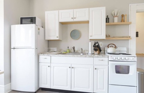 Portsmouth Apartment | King Bed | Downtown Suite | Port City Stays