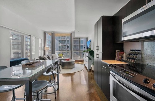 Beltline Apartment | King Bed | DT Views | UG Park | Walk to Saddledome