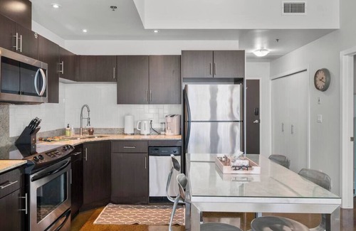 Beltline Apartment | King Bed | DT Views | UG Park | Walk to Saddledome