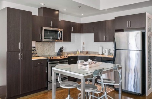 Beltline Apartment | King Bed | DT Views | UG Park | Walk to Saddledome