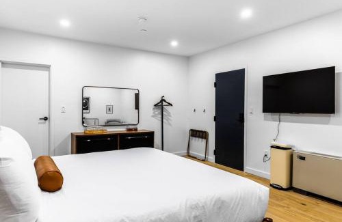 Bangor Apartment | King Bed , DTWN, 50 in Roku TV , Fiber Internet, Room # 203