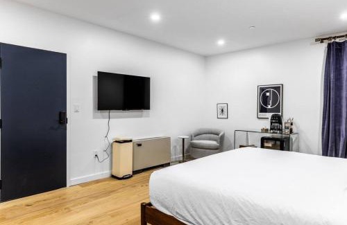 Bangor Apartment | King Bed , DTWN, 50 in Roku TV , Fiber Internet, Room # 203
