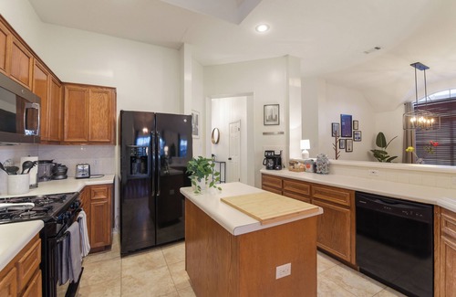 Harris Ridge House | King Bed, EV Charger, Fire pit, Hammock, Game Room