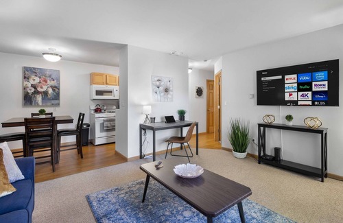 Wauwatosa Apartment | King Bed-FAST WiFi - Near Froedtert - Undrgrd Parking