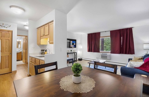 Wauwatosa Apartment | King Bed-FAST WiFi - Near Froedtert - Undrgrd Parking