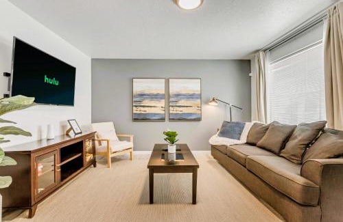 Sugar House Apartment | King Bed - Fast WiFi - Sugarhouse Health Center