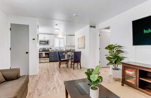Sugar House Apartment | King Bed - Fast WiFi - Sugarhouse Health Center