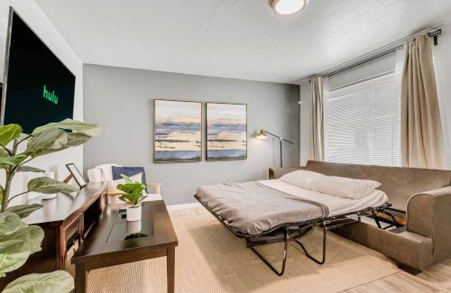 Sugar House Apartment | King Bed - Fast WiFi - Sugarhouse Health Center