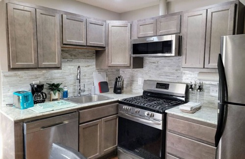 Cheektowaga House | King bed fenced backyard and parking