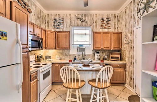 San Jacinto Cottage | King Bed-Fenced Yard-Free Parking-Dog Friendly-East End